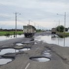 Los conductores se quedan de los múltiples baches que se han formado.