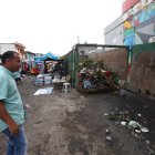 El contenedor de basura genera malos olores y atrae a las ratas, que merodean por la zona.