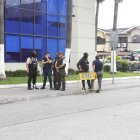 Policías acudieron al sitio para levantar el cadáver, que se encontraba fuera de una de las puertas de ingreso de la dependencia pública.