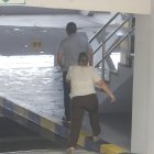 En un parqueadero subterráneo se filtró agua del río Guayas.