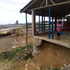 Los trabajos de construir una escollera para evitar futuros derrumbes en Playa Delfín están dirigidos por ingenieros y maestros constructores
