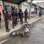 Los policías retiraron la motocicleta del lugar en el que fue incendiada.