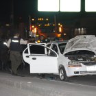 El auto desde donde el sospechoso lanzó el artefacto explosivo.
