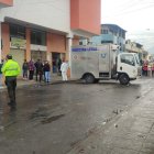 Una persona fue baleada en el mercado mayorista de Loja.
