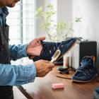 Limpiar los zapatos  ayuda a prevenir bacterias e infecciones por hongos debido a la humedad.