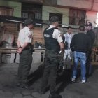 Miembros de la Policía del Distrito Tumbaco llegaron a la zona para investigar lo ocurrido dentro de un domicilio.