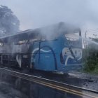 El automotor pesado se consumió en su totalidad tras el choque e incendio.