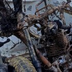 El vehículo de la víctima quedó inservible debido al fuego.