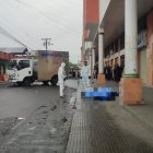 El cadáver del hombre quedó tendido en la acera luego del ataque.