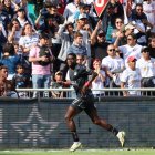 Michael Carcelén hizo un gol a Liga de Quito en el estadio Rodrigo Paz.