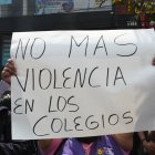Con carteles en sus manos, los padres de familia piden que no haya más violencia en los colegios.