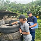 Personal del MSP fumiga en los barrios del norte de Machala  e informa sobre las medidas de contrarrestar el dengue.