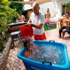 La sumersión en tinas de hielo es una práctica común entre deportistas, pero que siempre debe ser guiada por un especialista en el tema.