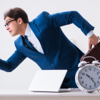 Un hombre corriendo con un maletín es el símbolo de la carrera de la rata.
