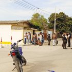 Agentes revisaron el sitio donde se cometió el ataque.