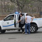 Geovanny López, horas antes de ser procesado por femicidio, circulaba en compañía de policías. .