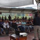 En la plaza central de Palo Quemado se realiza la consulta ambiental bajo un amplio resguardo policial.