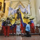 En la iglesia conocida como San Francisco, en Guayaquil, devotos oran durante la novena a Jesús del Gran Poder.