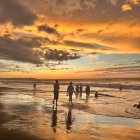 Visitantes que llegan a Jama pasean por las playas y aprecian el atardecer.