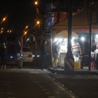 Comerciantes informales ofrecen sus productos en pleno toque de queda.