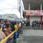 A la zona acudieron agentes policiales para investigar el caso, mientras eran observados por los presentes.