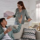 Los padres suelen entregar estos aparatos a los hijos con el fin de distraerlos.