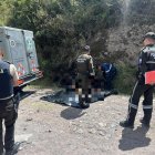 El cadáver de la mujer chamuscada todavía no ha sido identificado por la Policía.