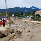 Gran cantidad de lodo y troncos fueron arrastrados por la corriente.