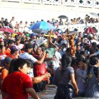 La peregrinación de cuatro kilómetros que se inicia desde la catedral de Santa Elena culmina en el mar y bañan las cruces.