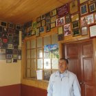 Miguel López muestra las decenas de placas que dejan los devotos.