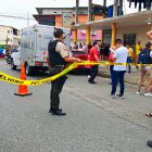 La victima tras ser baleado se terminó impactando contra un vehículo que estaba estacionado.