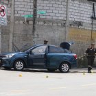 En la ventana del conductor quedaron varios orificios a causa de los disparos