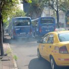 Lugareños reclaman que algunos conductores de buses compiten en las angostas calles de La Mariscal.