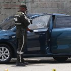 El cadáver fue retirado del vehículo, cuya ventana delantera izquierda quedó con orificios.