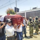 Más de cien militares y policías custodiaron el féretro.