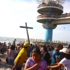 Miles de feligreses participaron del 'Baño de la Cruz'