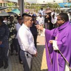 El nuevo burgomaestre participó en la misa de cuerpo presente de la extinta Brigitte García, asesinada al interior de un auto.