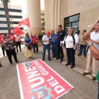 En señal de protesta, los dirigentes de la Unión Nacional de Educadores-Guayas acudieron el pasado martes a la Subsecretaría para exigir cambios.