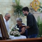 La urna con la cenizas del diseñador Luis Tippán, al llegar a la iglesia.