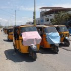 Conductores que trasladan pasajeros en mototaxis hicieron una protesta la mañana del martes 26 de marzo.
