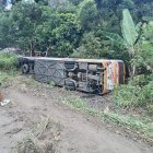 El bus de la cooperativa Aerotaxi quedó volcado.