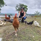 El ex chico reality posó con sus gallinas.