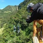Los amantes de las actividades extremas pueden hacer un recorrido con bicicletas suspendidas.