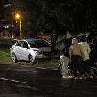 El vehículo fue robado a un taxista que hizo la carrera a los delincuentes.