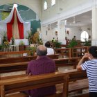 En el interior del Santuario del Cristo del Consuelo, en Guayaquil, los devotos oraban, mientras que fuera del templo alistaba todo para la procesión tradicional.