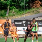 El lateral derecho Pedro Pablo Perlaza (d) podría ocupar la banda izquierda de Barcelona ante Macará, tras la lesión de Aníbal Chalá