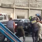 Los uniformados fueron atacados por sujetos en motocicleta.