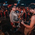 Douglas Bastidas el cantante original de Tranzas con su hijo Roberto, ahora guitarrista de la banda.