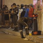 Policías acudieron al sitio para recabar indicios, retirar los cadáveres y recabar información.