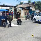 El cadáver quedó junto al pequeño vehículo, con una parte de las piernas dentro.